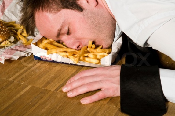 چرا بعد از خوردن غذا احساس خستگی داریم چرا بعد از خوردن غذا احساس خستگی داریم