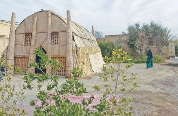 مهمانخانه ای از بوریا و نی مهمانخانه ای از بوریا و نی