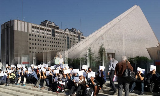 بازنشستگان فولاد و معلمان مقابل مجلس تجمع کردند بازنشستگان فولاد و معلمان مقابل مجلس تجمع کردند