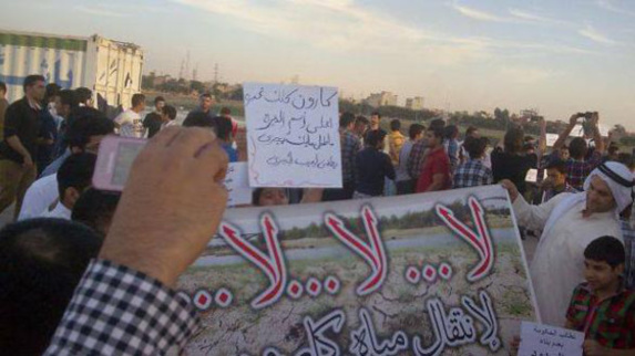 اعتراض در اهواز به انتقال آب کارون و سدسازی اعتراض در اهواز به انتقال آب کارون و سدسازی