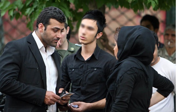 گزارش گاردین از استقرار ۷هزار مأمور گشت نامحسوس در خیابانهای تهران گزارش گاردین از استقرار ۷هزار مأمور گشت نامحسوس در خیابانهای تهران