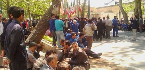 تجمع اعتراضی کارگران آبفای اهواز،الاحواز، ادامه دارد تجمع اعتراضی کارگران آبفای اهواز،الاحواز، ادامه دارد