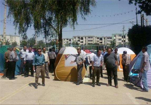 کارگران خشمگین و مأیوس شیرازی در خیابان چادر زدند