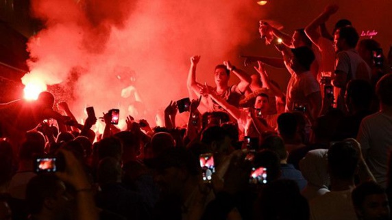 درگیری میان تماشاگران انگلیسی و روسی بعد از تساوی دو تیم درگیری میان تماشاگران انگلیسی و روسی بعد از تساوی دو تیم