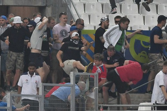 درگیری میان تماشاگران انگلیسی و روسی بعد از تساوی دو تیم درگیری میان تماشاگران انگلیسی و روسی بعد از تساوی دو تیم