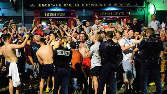 درگیری میان تماشاگران انگلیسی و روسی بعد از تساوی دو تیم درگیری میان تماشاگران انگلیسی و روسی بعد از تساوی دو تیم