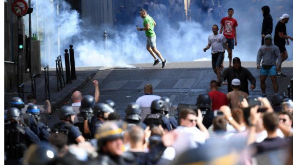 درگیری میان تماشاگران انگلیسی و روسی بعد از تساوی دو تیم درگیری میان تماشاگران انگلیسی و روسی بعد از تساوی دو تیم