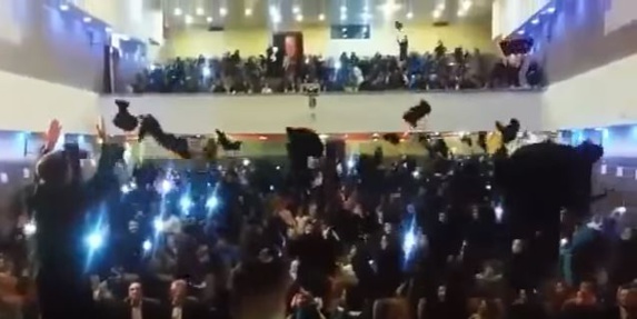 دختران یزدی در جشن فارغالتحصیلی به جای کلاه،چادر به آسمان پرت کردند+ویدئو دختران یزدی در جشن فارغالتحصیلی به جای کلاه،چادر به آسمان پرت کردند+ویدئو