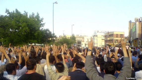 تجمع اعتراضی کارگران قندالاحواز( اهواز) در مقابل استانداری رژیم