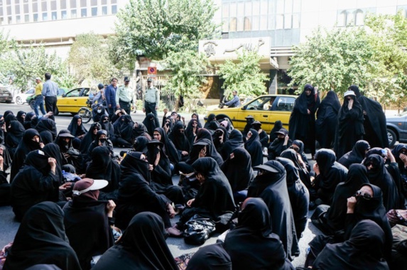 تجمع جمعی از مربیان نهضت سوادآموزی و مهدهای کودک در مقابل مجلس تجمع جمعی از مربیان نهضت سوادآموزی و مهدهای کودک در مقابل مجلس