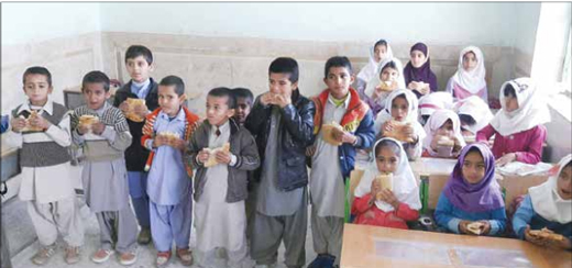 ماجرای ۱۲ سال افسردگی معلم  بومی سیستان و بلوچستان که هر روز با «نان و پنیر» به مدرسه می‌رود+تصاویر