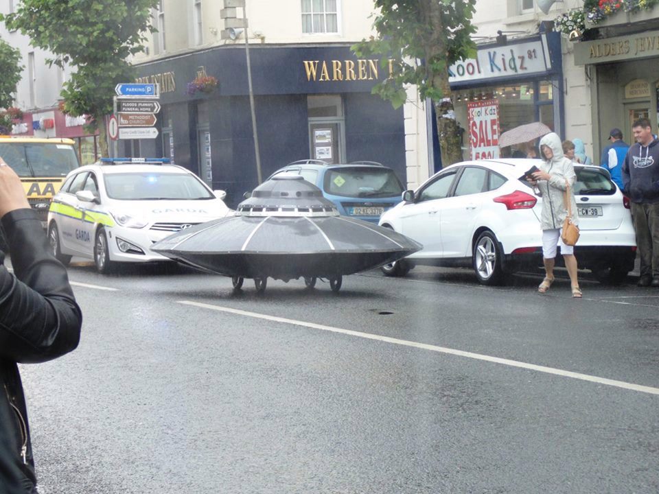 اسکورت بشقاب پرنده در خیابان توسط پلیس ایرلند
