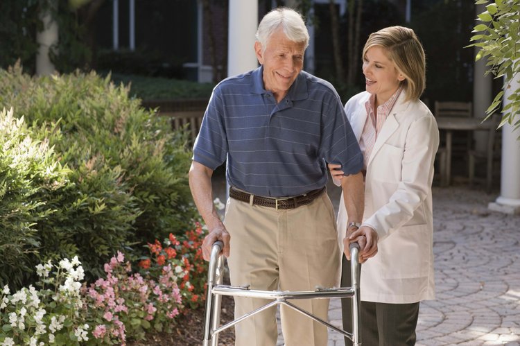 آهسته راه رفتن می تواند یکی از نشانه های آلزایمر باشد