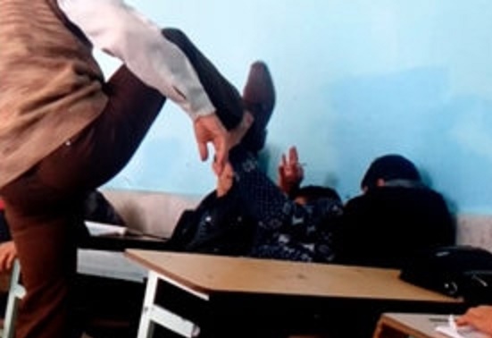 تنبیه وحشتناک دانش آموزان در ایران در+عکس