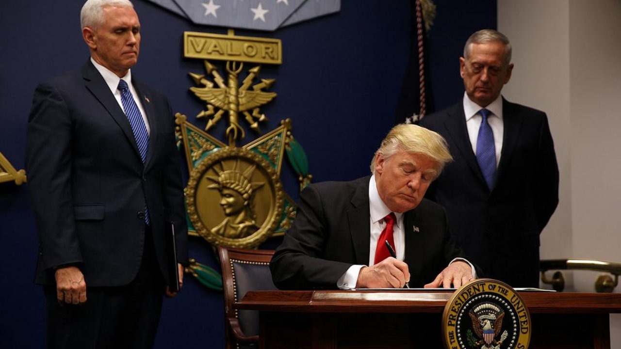  رئیس جمهور آمریکا دستور ممنوعیت ورود شهروندان 6 کشور از جمله ایران به آمریکا را امضا کرد