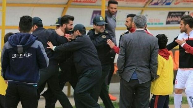 پایان بازی فوتبال نیمه تمام به دلیل درگیری میان هواداران شهرآورد مازندران 