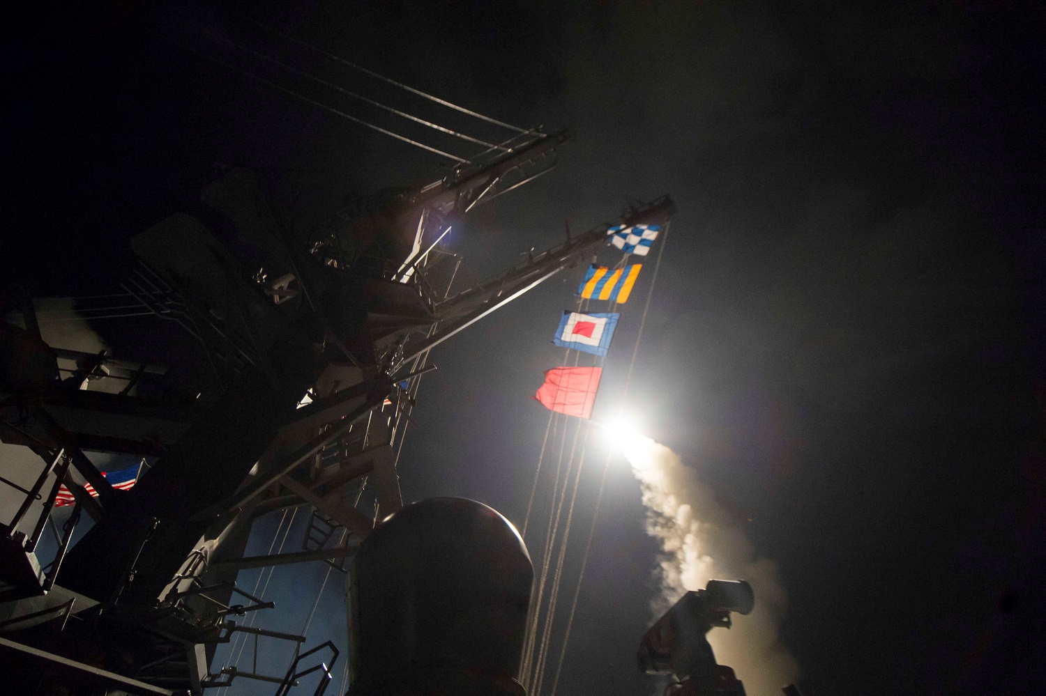 بمباران کردن پایگاه شعیرات با موشک های کروز توهاک ارتش آمریکا