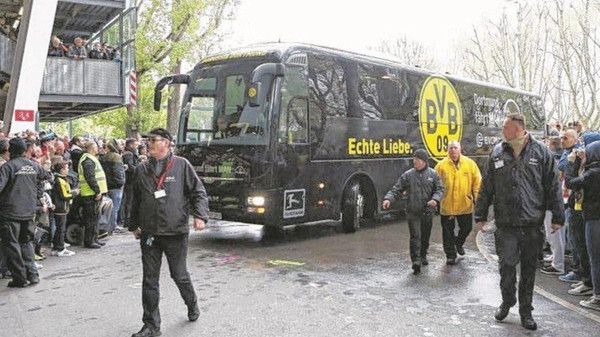 وقوع سه انفجار در مسیر اتوبوس حامل بازیکنان تیم فوتبال بورسیا دورتموند آلمان
