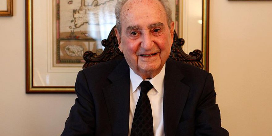 کنستانتین میتسوتاکیس نخست وزیر پیشین یونان در سن 99 سالگی درگذشت کنستانتین میتسوتاکیس نخست وزیر پیشین یونان در سن 99 سالگی درگذشت