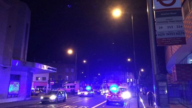 تعدادی کشته و زخمی در اثر حمله یک خودرو به نمازگزاران در شمال لندن