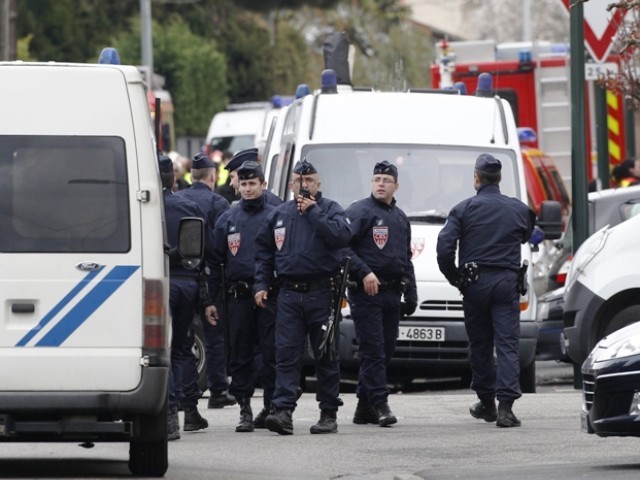 حمله یک خودرو به مغازه پیتزا فروشی در شرق پاریس یک کشته و هشت زخمی برجای گذاشت