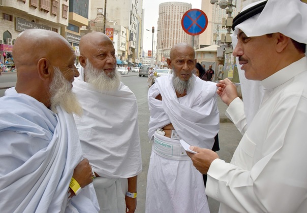 حاج شمس الدین و همراهان خود در حال گفتگو با خبرنگار روزنامه الیوم حاج شمس الدین و همراهان خود در حال گفتگو با خبرنگار روزنامه الیوم