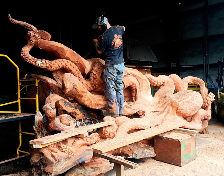 تصاویری از تبدیل یک درخت خشک به اختاپوس توسط یک مجسمه ساز آمریکایی