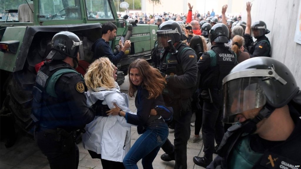 درگیری میان نیروهای پلیس اسپانیا و استقلال خواهان کاتالونیا صدها زخمی برجای گذاشت