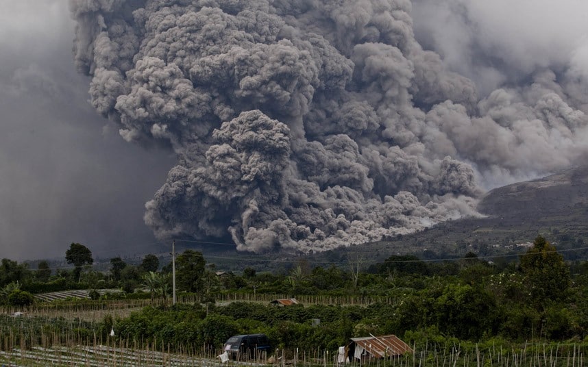 آواره شدن صدها هزار نفر در اثر فوران آتشفشان آگونگ اندونزی 