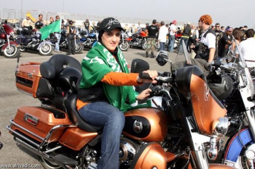 اداره راهنمایی سعودی: زنان می‌توانند موتورسیکلت و کامیون هم برانند