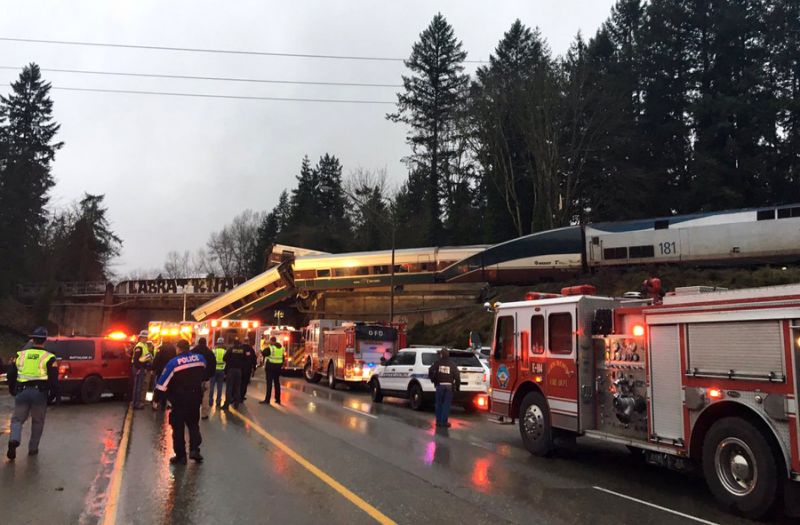 سقوط قطار از روی پلی در آمریکا چندین کشته و زخمی برجای گذاشت