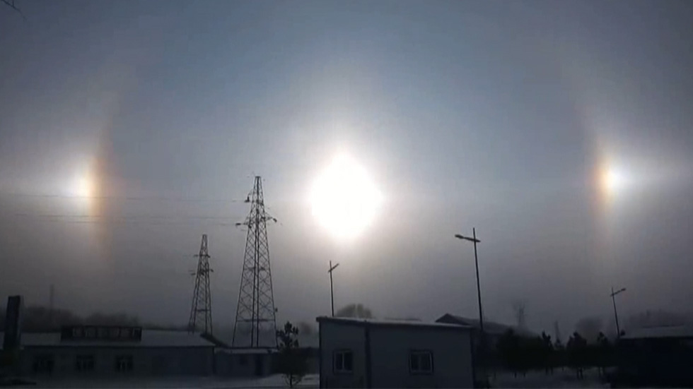 پدیده «ظهور سه خورشید» در آسمان چین+ تصاویر پدیده «ظهور سه خورشید» در آسمان چین+ تصاویر