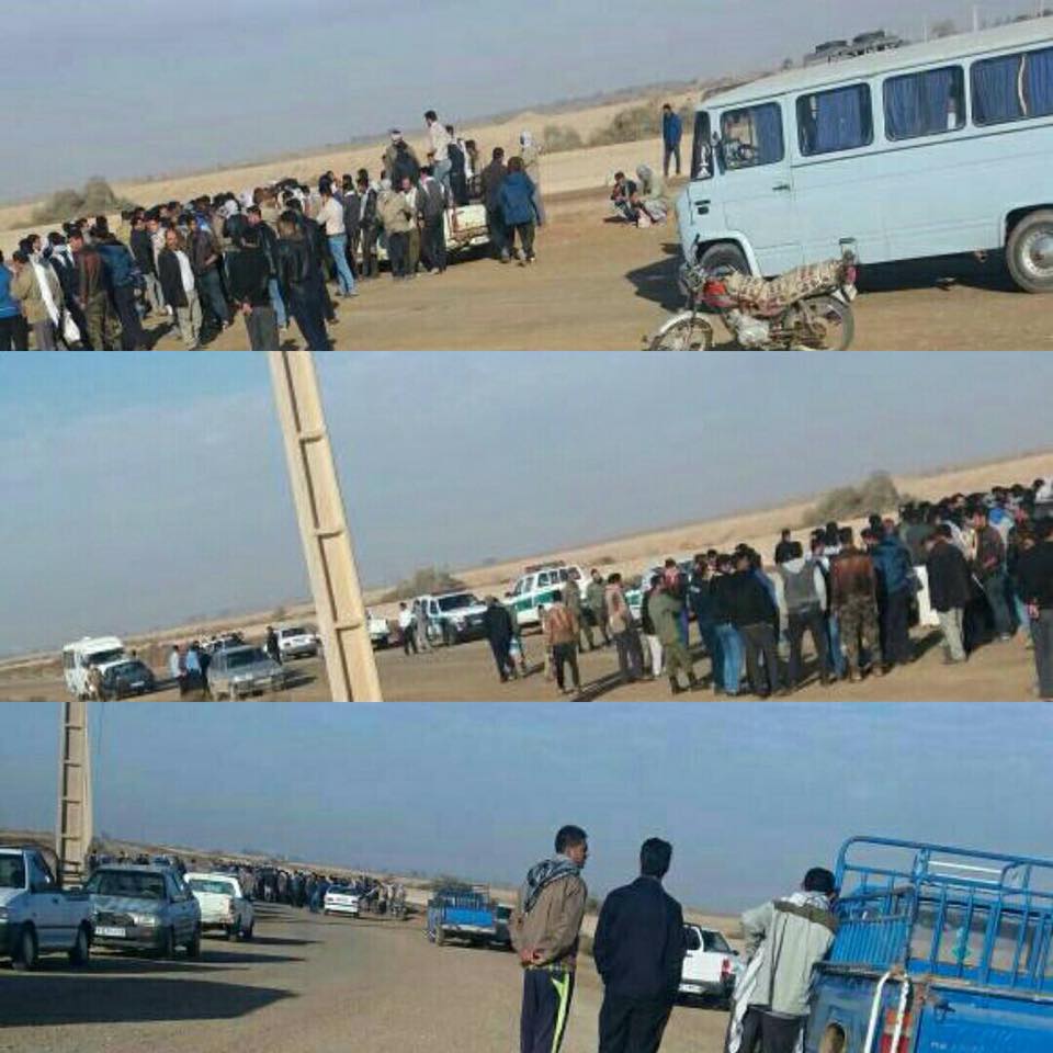 تجمع جوانان اهوازی نسبت به استخدام غير بوميان در مقابل شركت نیشکر میرزا کوچک خان تجمع جوانان اهوازی نسبت به استخدام غير بوميان در مقابل شركت نیشکر میرزا کوچک خان