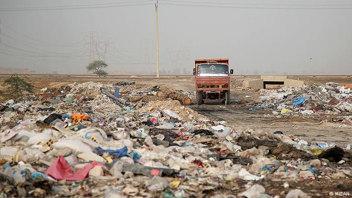 کوهی از زباله در قسمتی از شهر اهواز