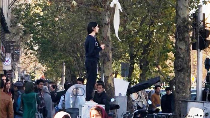تصاویر تکثیر "دختر خیابان انقلاب" در شهرهای مختلف ایران