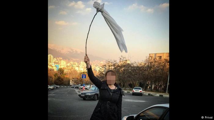 تصاویر تکثیر "دختر خیابان انقلاب" در شهرهای مختلف ایران