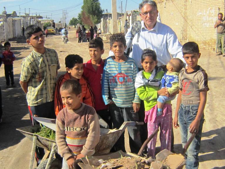 کاش این مردم بقدر مردم ونزوئلا برای مسئولان ما ارزش می داشتند. فقر و اعتیاد و بیکاری و گل و شل و در هم لولیدن و بلاتکلیفی را در این محله باید تماشا کرد. این کودکان مثلاً ایرانی اند و زمین زیر پایشان سرشار از نفت است. در اینجا اغلب کودکان به مدرسه نمی روند. در اینجا اغلب کودکان به مدرسه نمی روند. در اینجا اغلب کودکان به مدرسه نمی روند. مدرسه. مدرسه. مدرسه. محمد نوریزاد کاش این مردم بقدر مردم ونزوئلا برای مسئولان ما ارزش می داشتند. فقر و اعتیاد و بیکاری و گل و شل و در هم لولیدن و بلاتکلیفی را در این محله باید تماشا کرد. این کودکان مثلاً ایرانی اند و زمین زیر پایشان سرشار از نفت است. در اینجا اغلب کودکان به مدرسه نمی روند. در اینجا اغلب کودکان به مدرسه نمی روند. در اینجا اغلب کودکان به مدرسه نمی روند. مدرسه. مدرسه. مدرسه. محمد نوریزاد