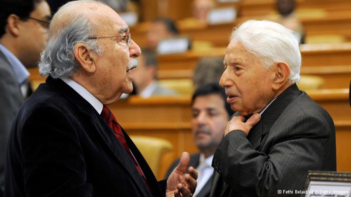 فواد المبزع (چپ)، رئیس‌جمهور پیشین تونس پس از سقوط زین‌العابدین بن‌علی، و مصطفی فیلالی، سیاستمدار پرسابقه این کشور