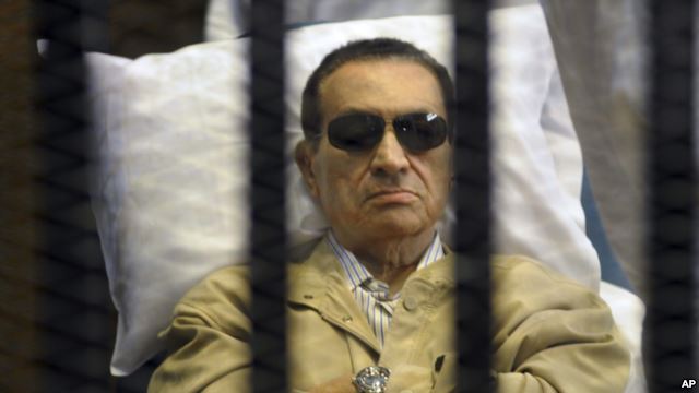 تجدید محاکمه حسنی مبارک ناگهان متوقف شد