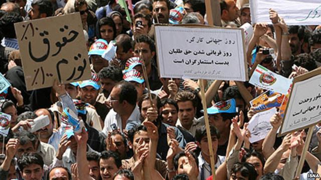 خودسوزی یکی از کارکنان صنعت نفت مقابل وزارت نفت پس از ورود روحانی به ساختمان خودسوزی یکی از کارکنان صنعت نفت مقابل وزارت نفت پس از ورود روحانی به ساختمان