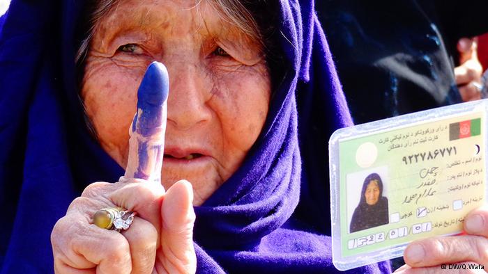 علی‌رغم نگرانی‌های امنیتی، میلیون‌ها زن و مرد افغان به پای صندوق‌های رأی رفتند