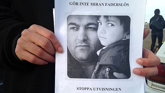 مسافران هواپیما در سوئد، جلوی اخراج یک پناهجوی کورد ایرانی را گرفتند