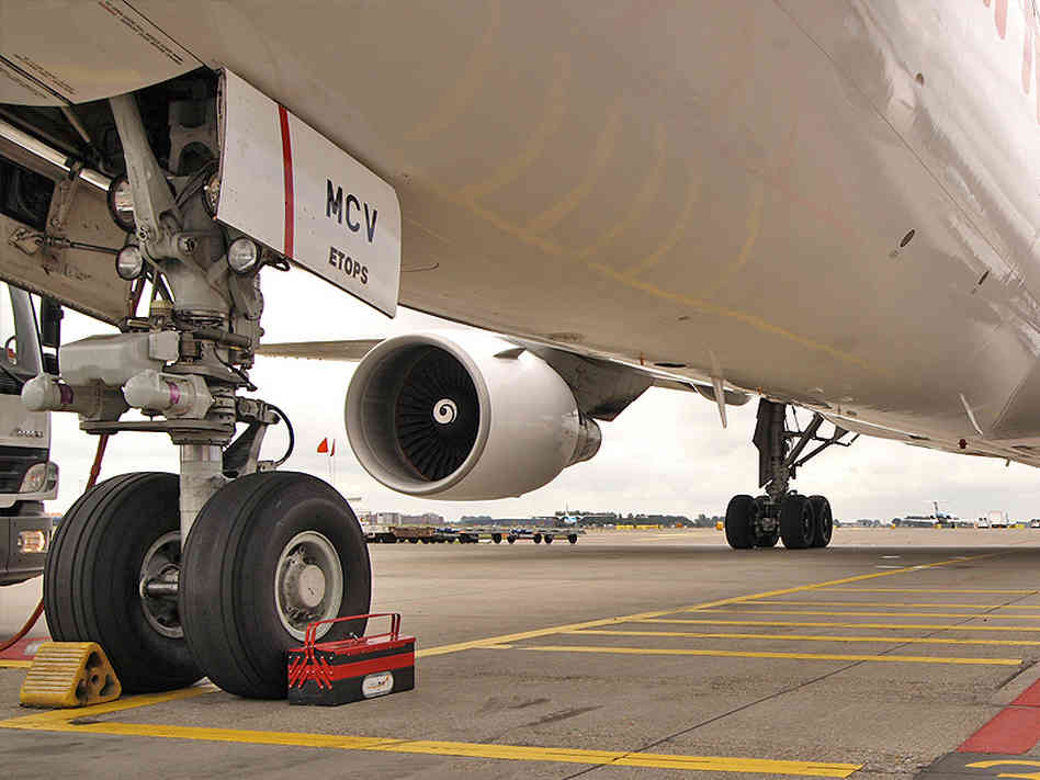 سفر پر مخاطره یک نوجوان فراری امریکائی با مخفی شدن در جعبه چرخ هواپیما  سفر پر مخاطره یک نوجوان فراری امریکائی با مخفی شدن در جعبه چرخ هواپیما