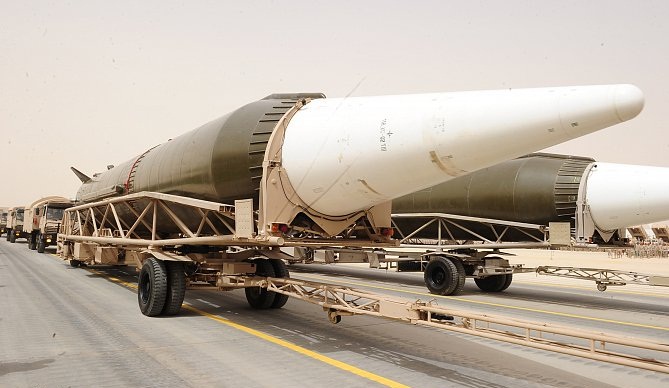 نمایش عمومی موشک‌های عربستان سعودى وحضور رئيس ارتش پاکستان اتمی، پیامی روشن به ایران است