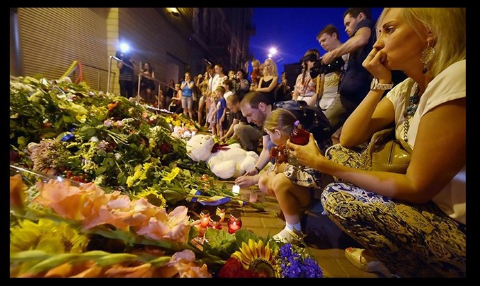 عزای عمومی در هلند برای قربانيان حادثه سقوط هواپيمای مالزيایی وخبر از وجود 80 کودک در بین قربانیان عزای عمومی در هلند برای قربانيان حادثه سقوط هواپيمای مالزيایی وخبر از وجود 80 کودک در بین قربانیان