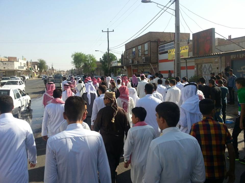 جوانان اهوازی با تمجید از قهرمانی وپایمردی یاران شهید خود عید فطر را جشن گرفتند+ویدئوی رقص عربی چوبی جوانان اهوازی با تمجید از قهرمانی وپایمردی یاران شهید خود عید فطر را جشن گرفتند+ویدئوی رقص عربی چوبی