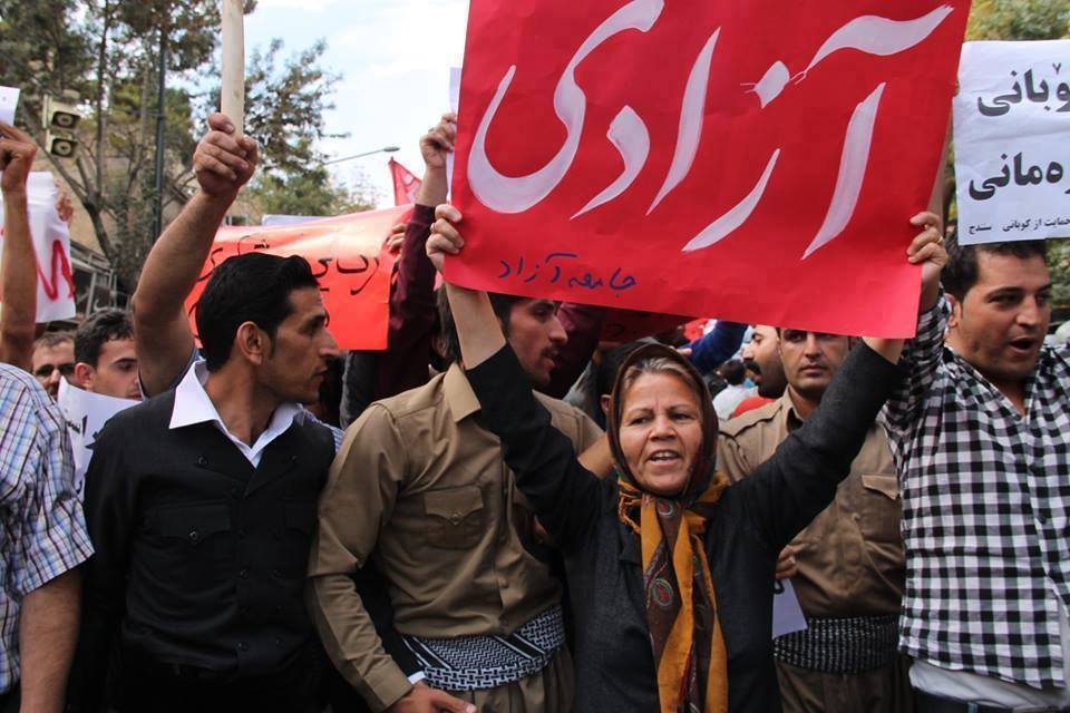 گزارش تصویری از تظاهرات ضد حکومتی هزاران نفر از هموطنان کرد در شهر سنندج گزارش تصویری از تظاهرات ضد حکومتی هزاران نفر از هموطنان کرد در شهر سنندج