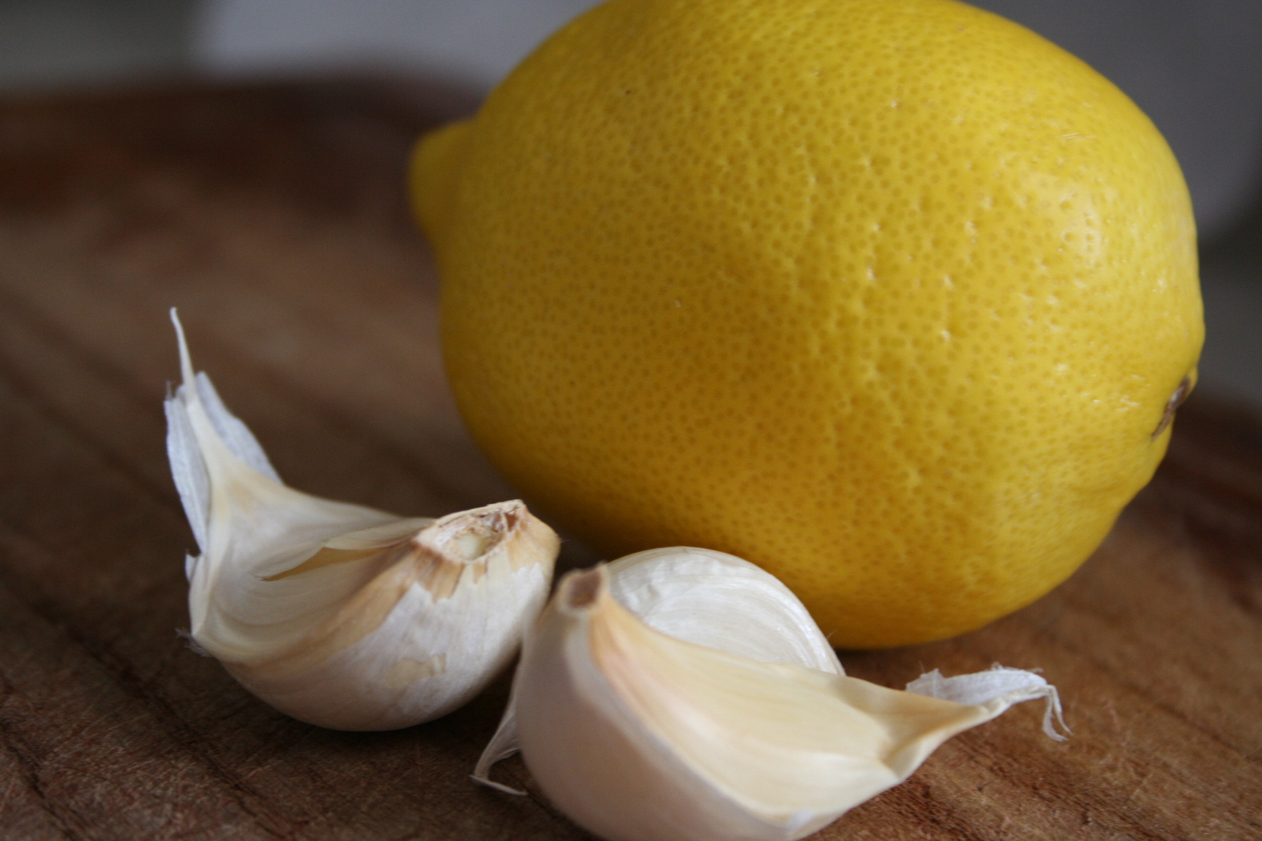 چربی خون و گرفتگی عروق را با مخلوط معجزه آسای سیر و لیمو معالجه کنید