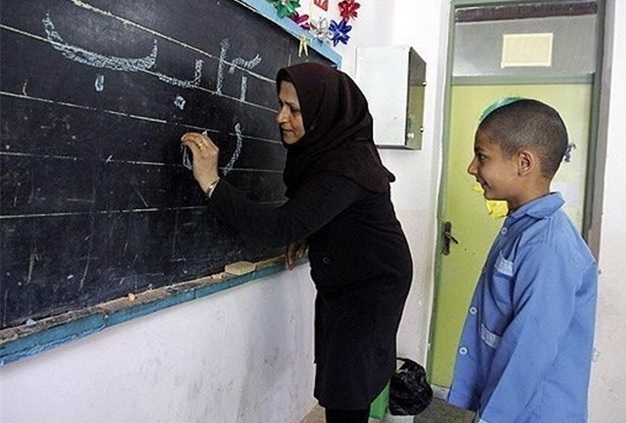 بیش از 6 هزار معلم با امضای طوماری از فقر،تبعیض وبی عدالتی به مجلس شکایت کردند بیش از 6 هزار معلم با امضای طوماری از فقر،تبعیض وبی عدالتی به مجلس شکایت کردند