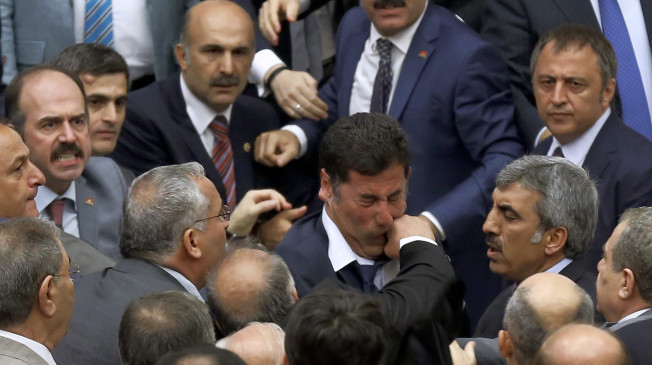 درگیری نمايندگان پارلمان ترکیه ۵ زخمی بر جا گذاشت